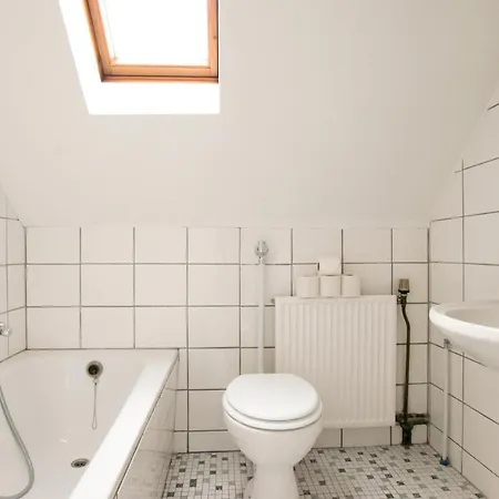 Tolstov - 1 , 2 And 3 Monteur Apartament