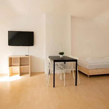 아파트 Tolstov - 1 , 2 And 3 Monteur *