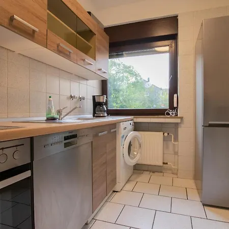 Tolstov - 1 , 2 And 3 Monteur Apartament