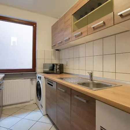 Tolstov - 1 , 2 And 3 Monteur Apartament