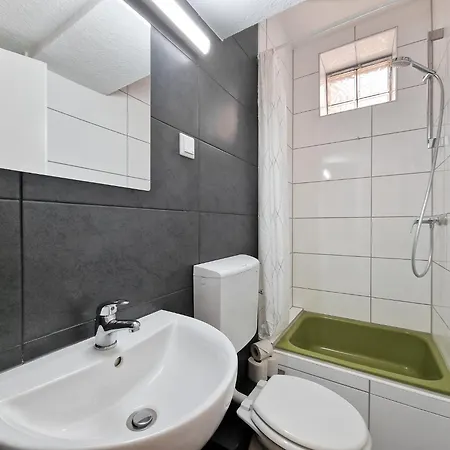 Tolstov - 1 , 2 And 3 Monteur Apartment